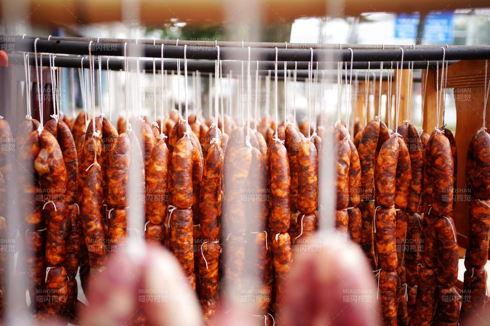 香腸串掛架上
