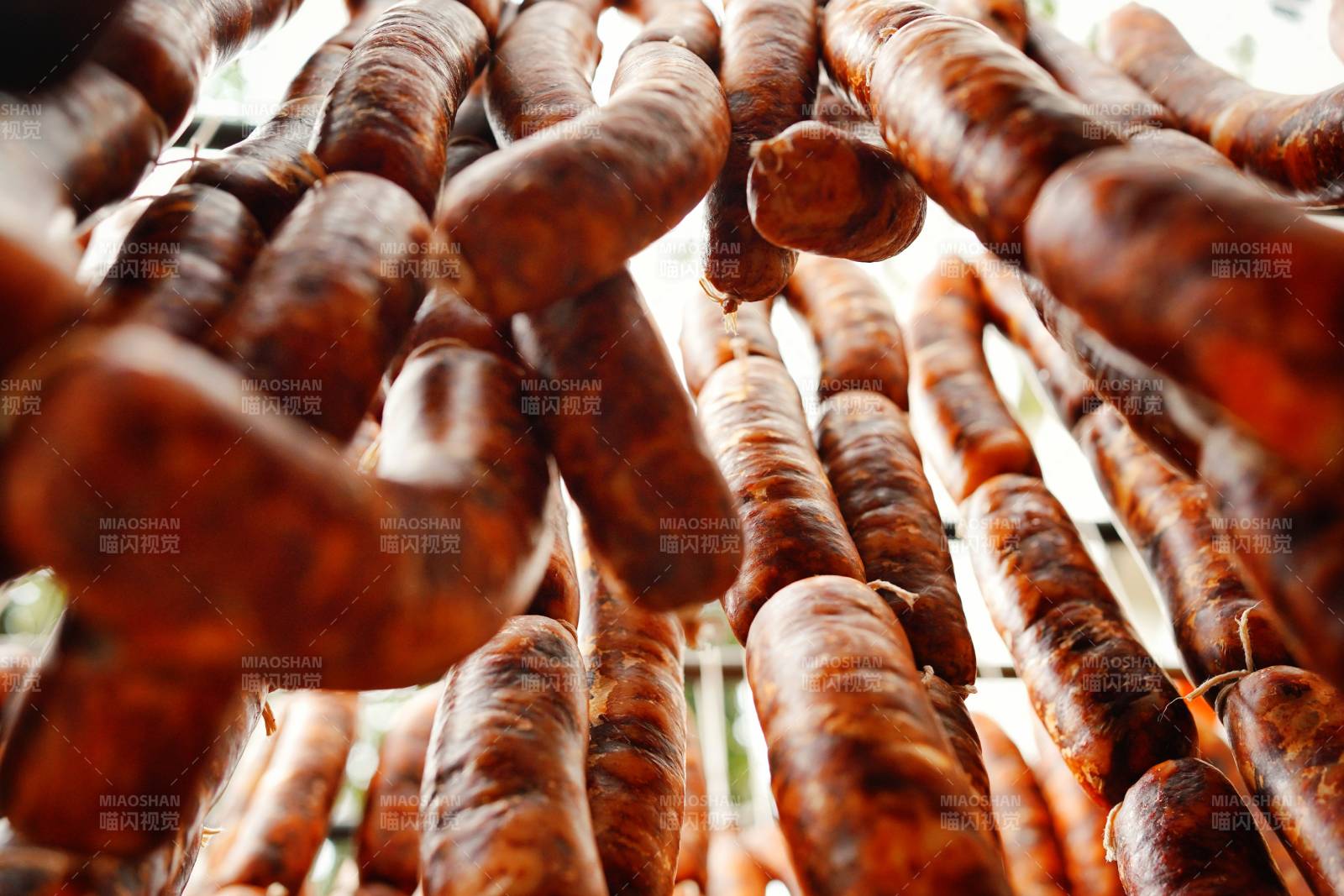 香腸串串掛滿架
