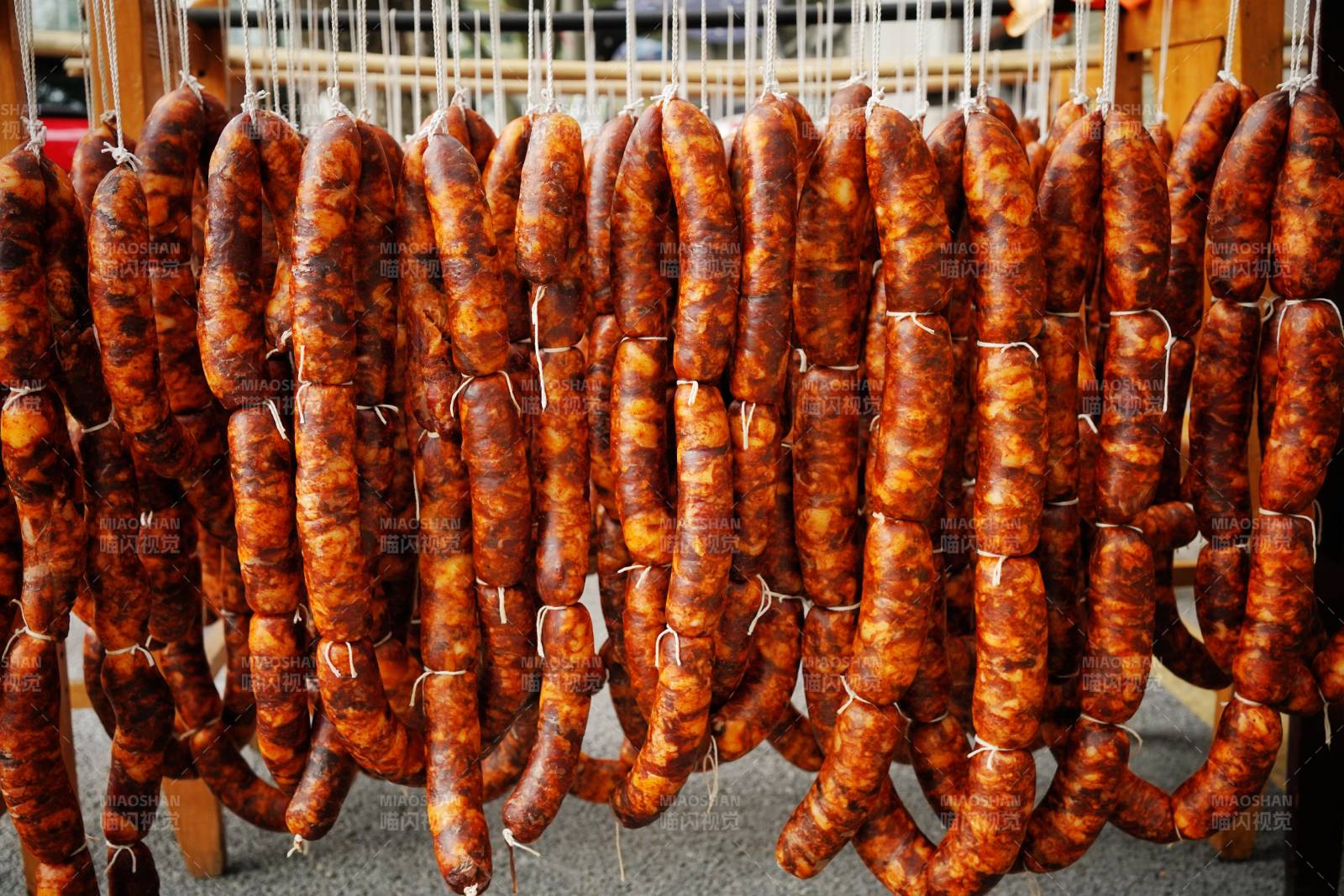 風(fēng)干香腸懸掛展示