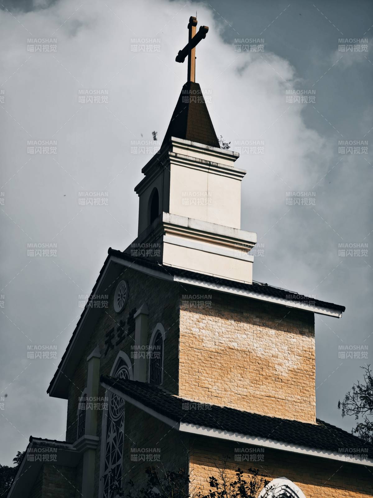 教堂尖頂與十字架