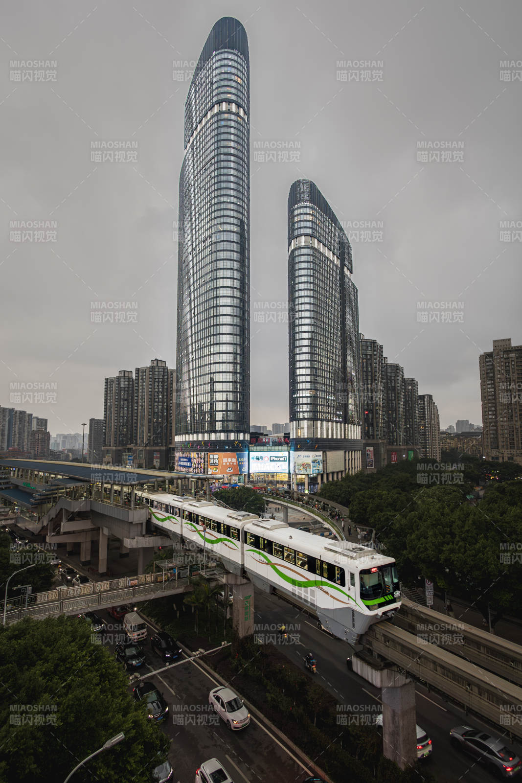 城市輕軌穿高樓