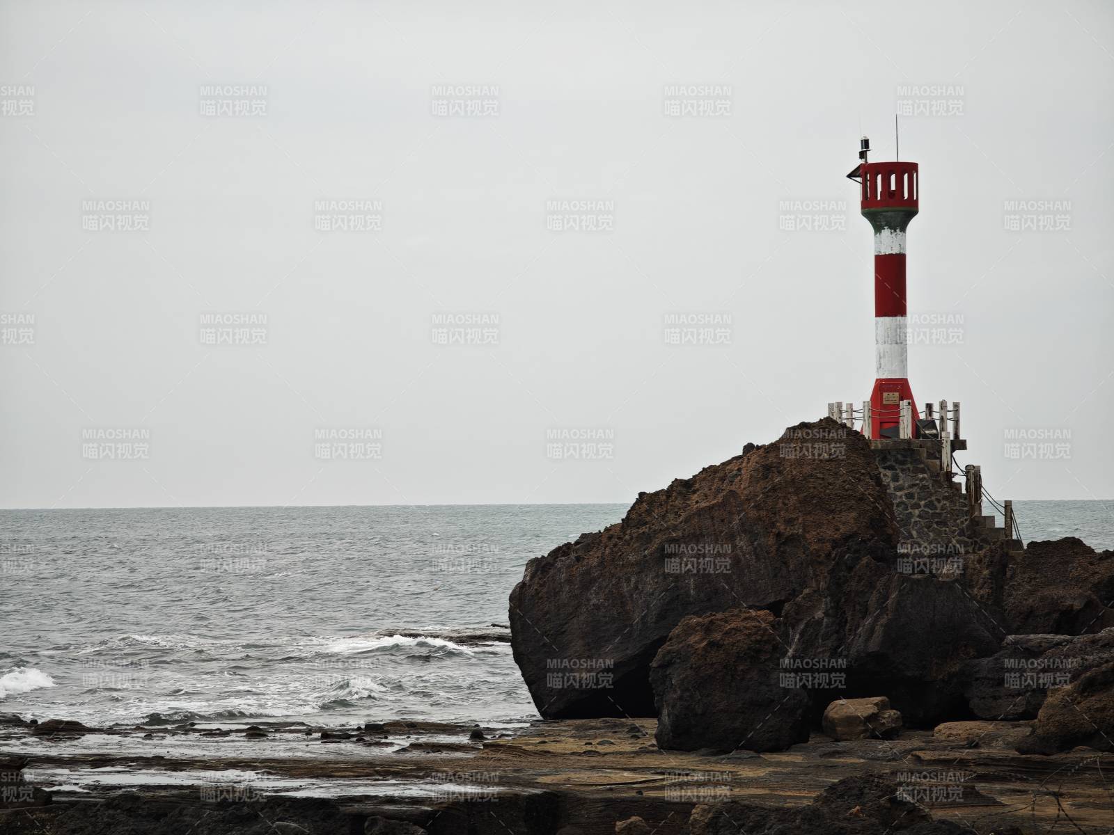 灯塔矗立海岩之上
