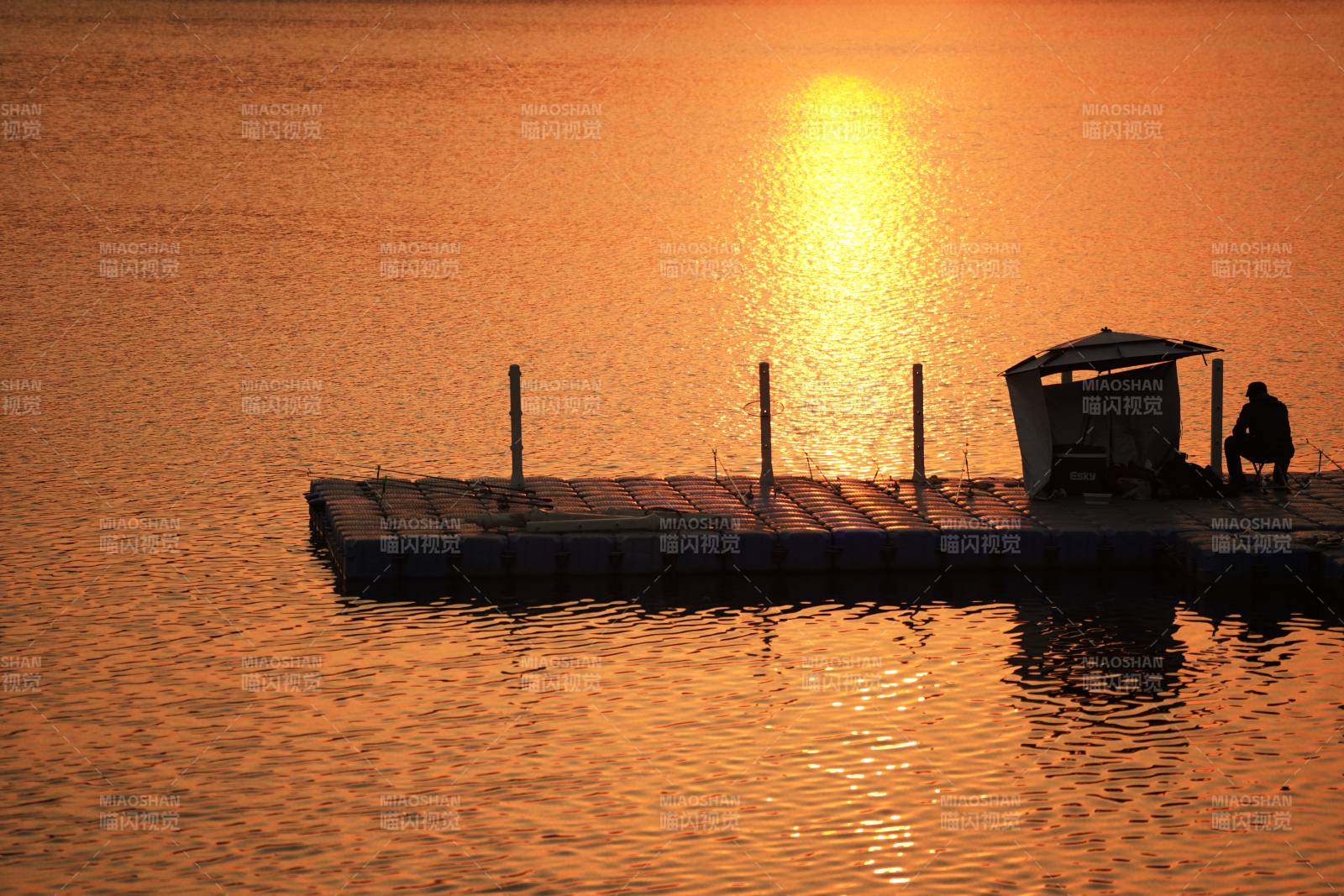 夕陽下的湖畔碼頭