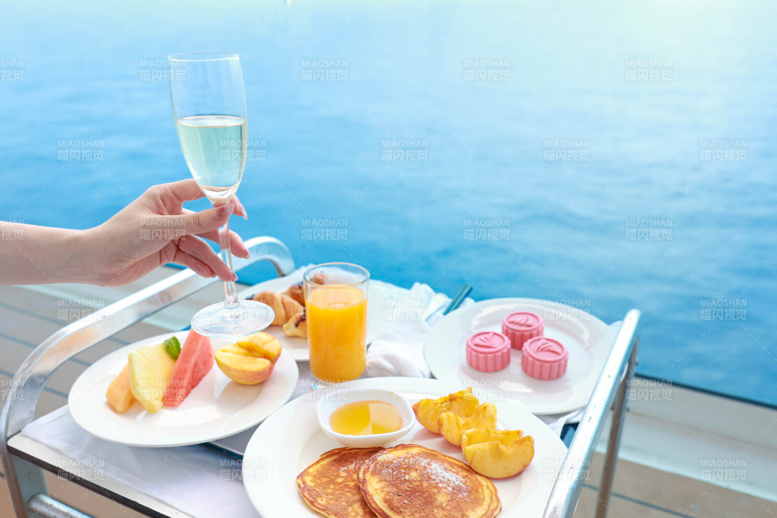 泳池边的美味早餐