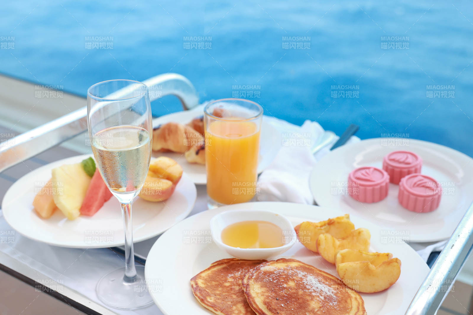 泳池边的美味早餐