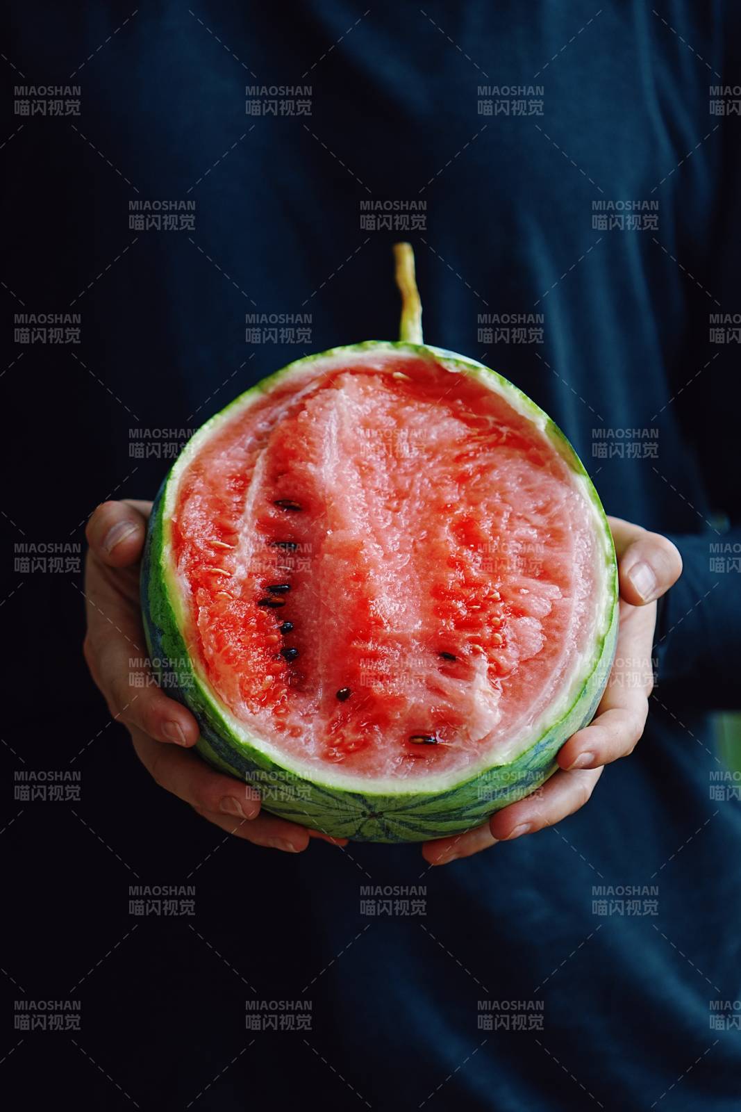 手中西瓜 鮮紅誘人