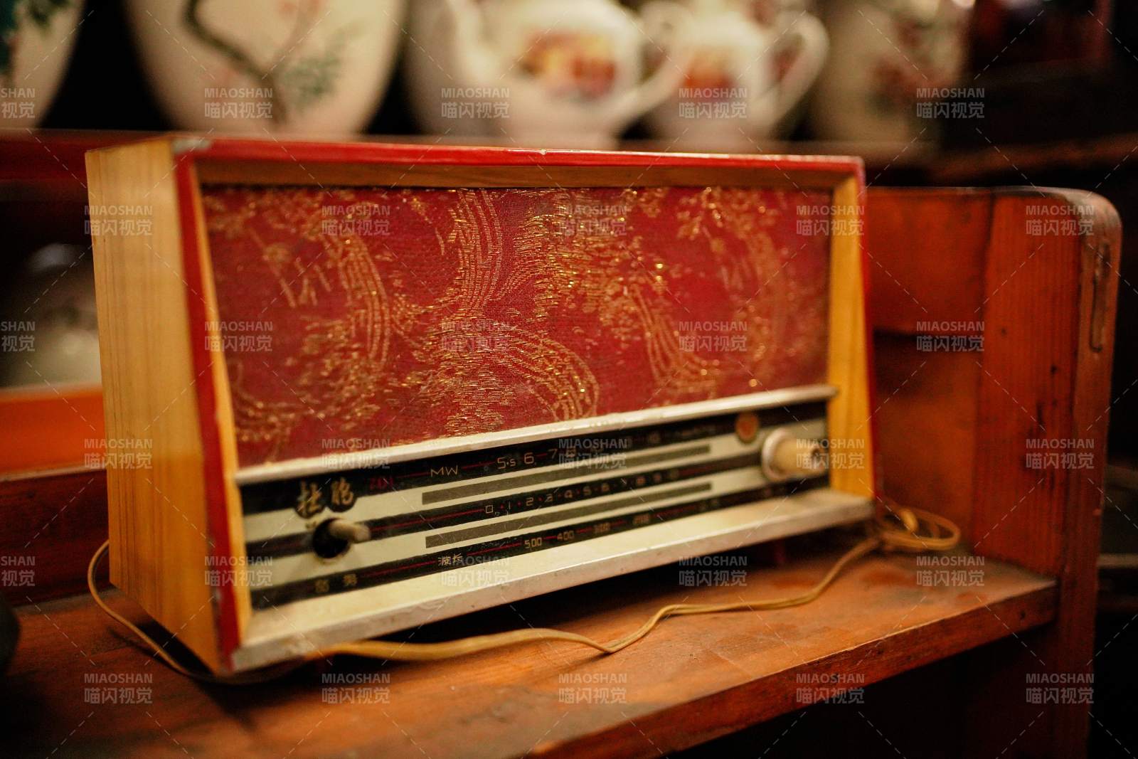 復古收音機靜置木桌