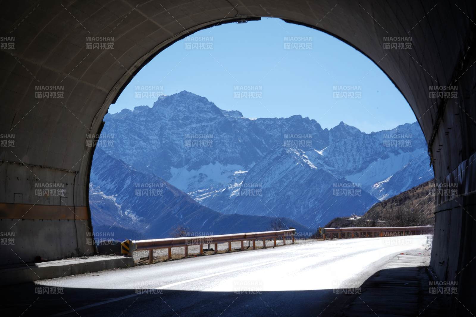 巴郎山隧道出口的風景