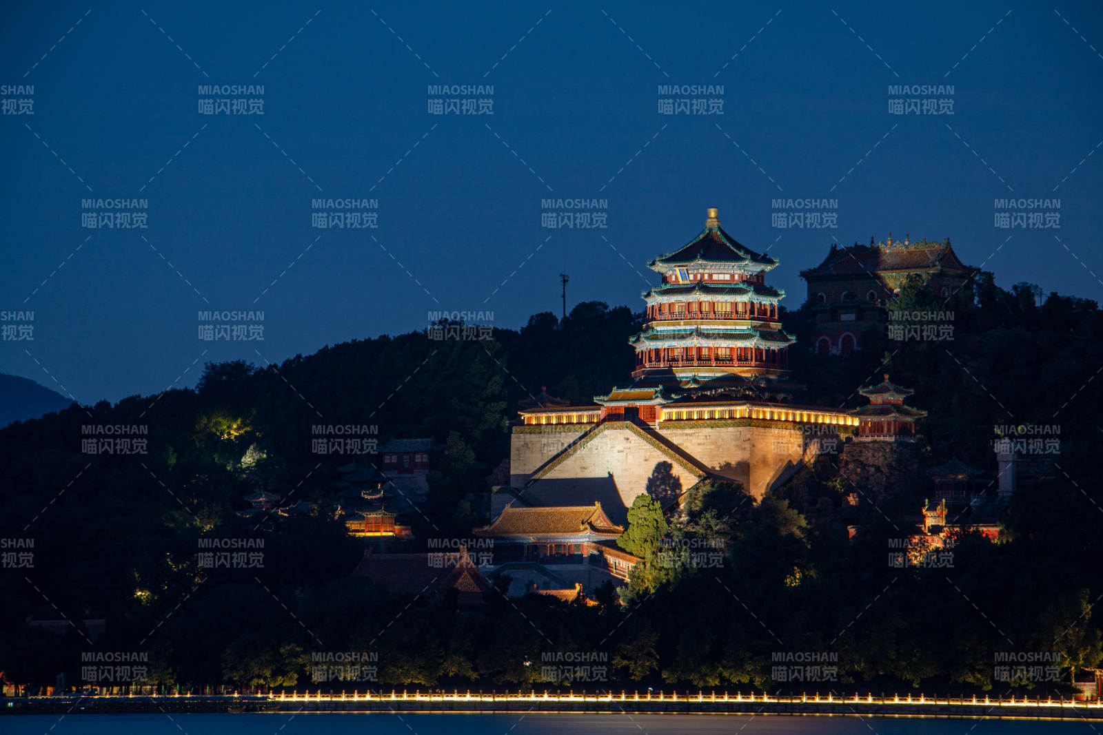 夜幕下頤和園的佛香閣風光