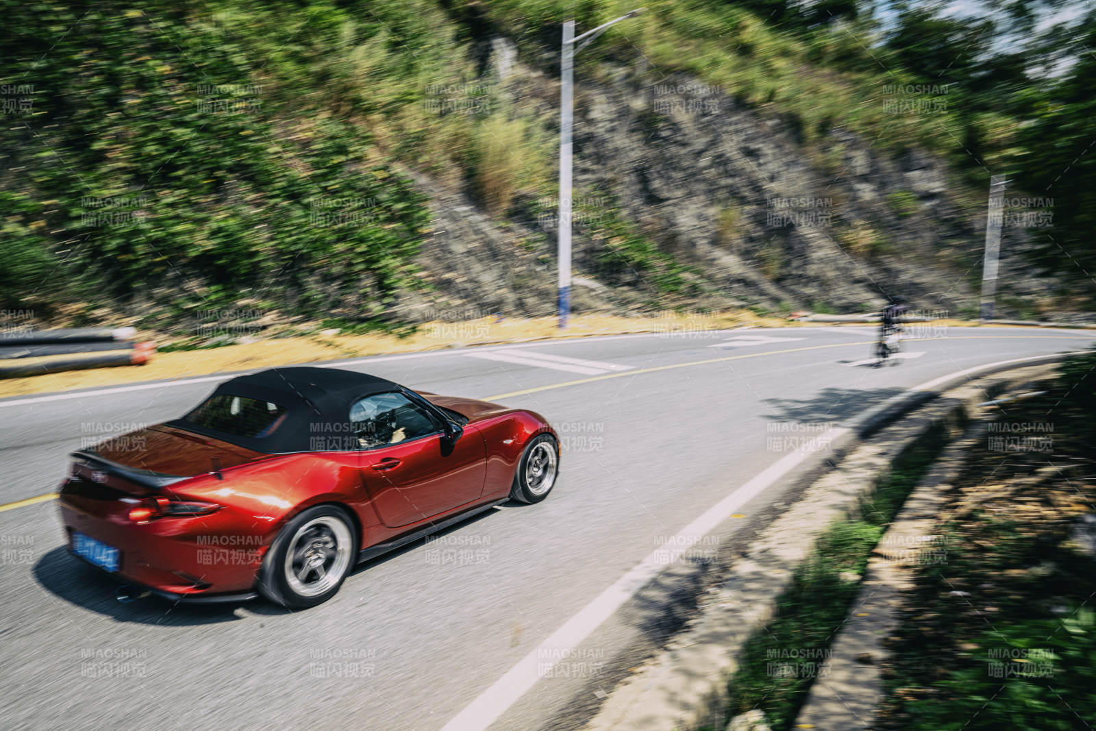 紅色跑車疾馳山道