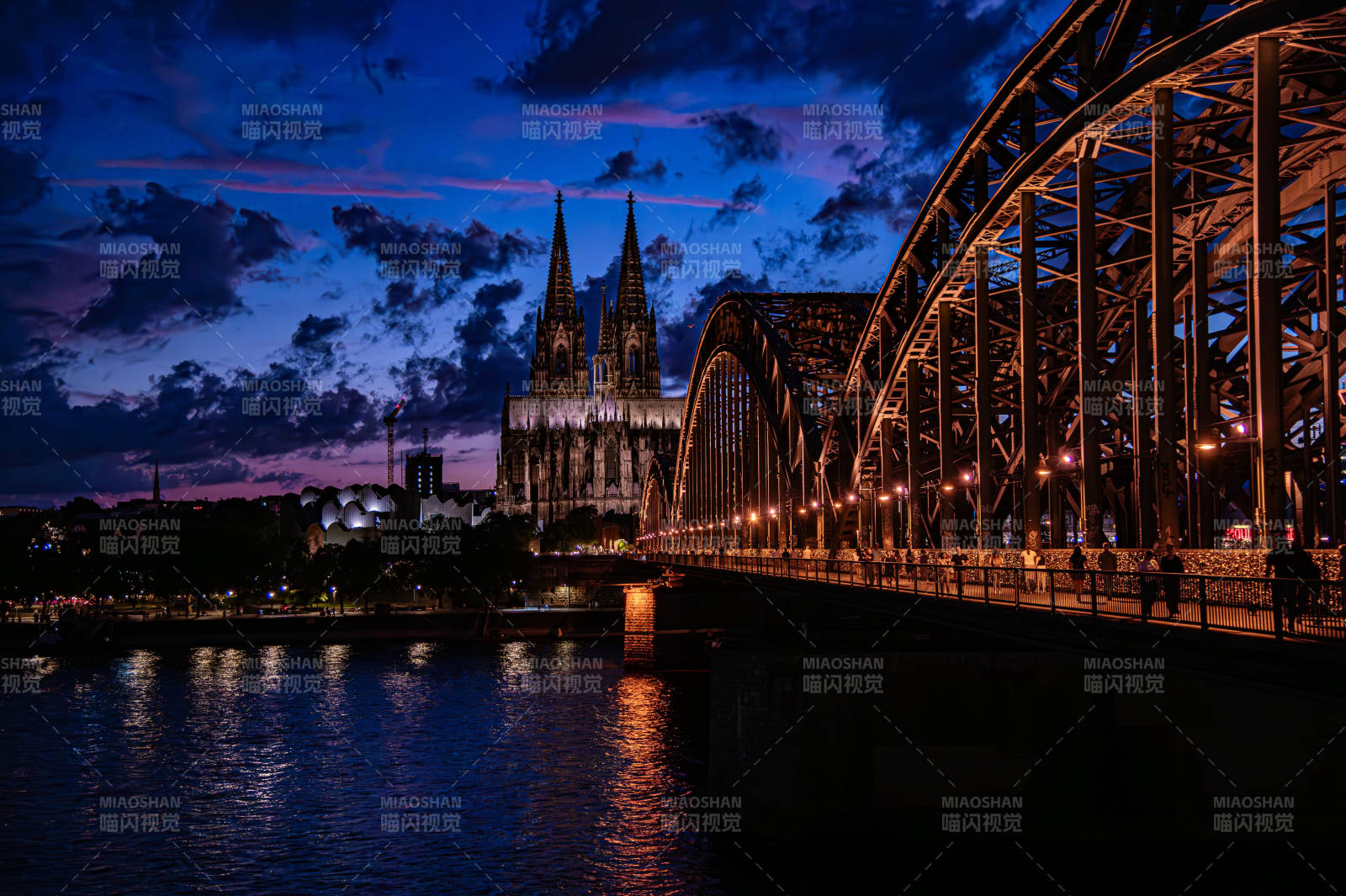 夜幕下的橋與教堂??