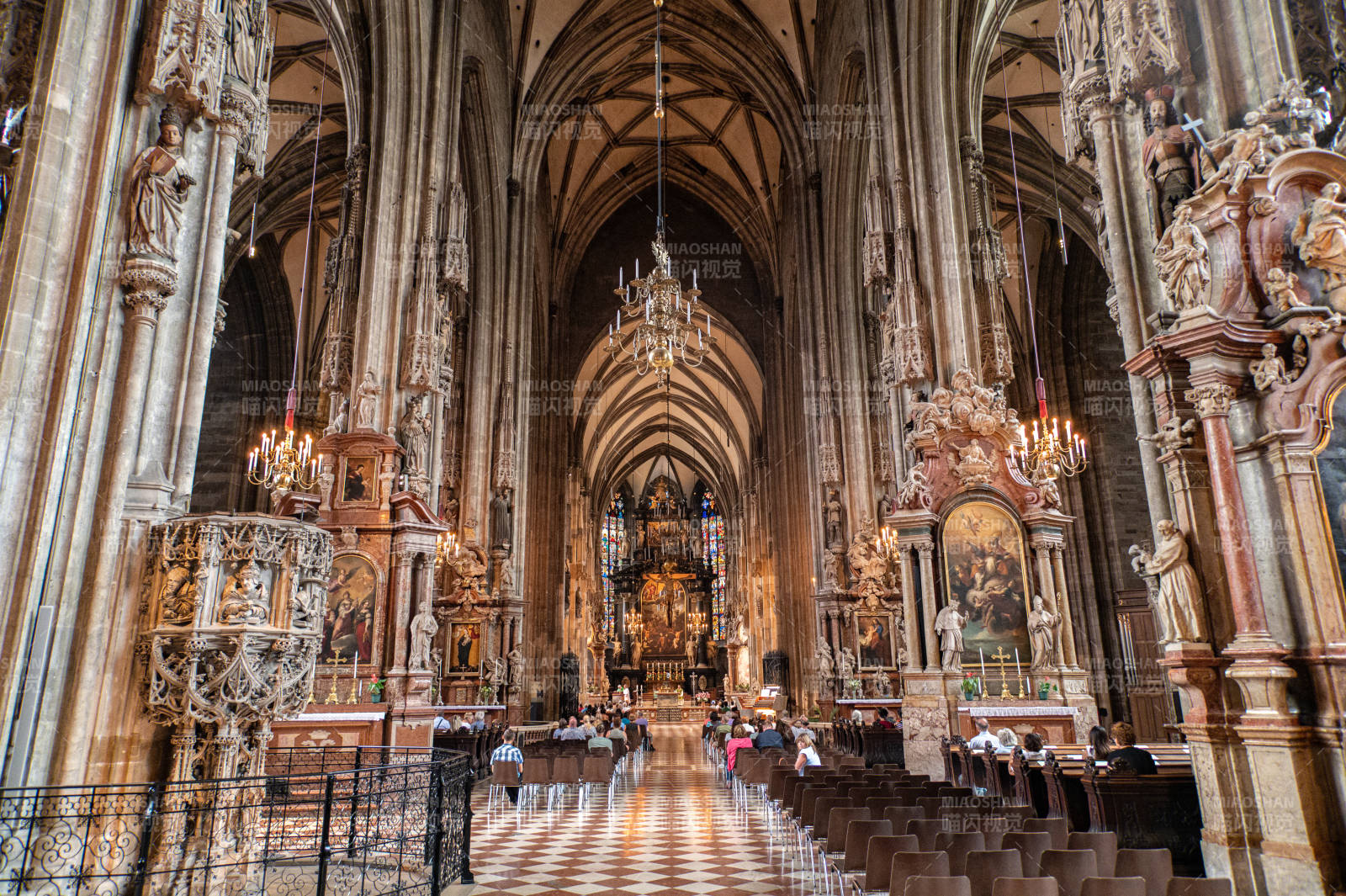 宏伟教堂内部景象宏大