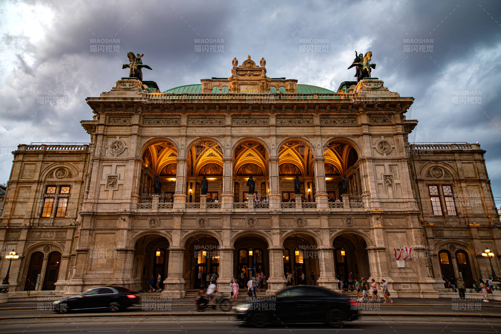 宏偉建筑前的街景（劇院門口