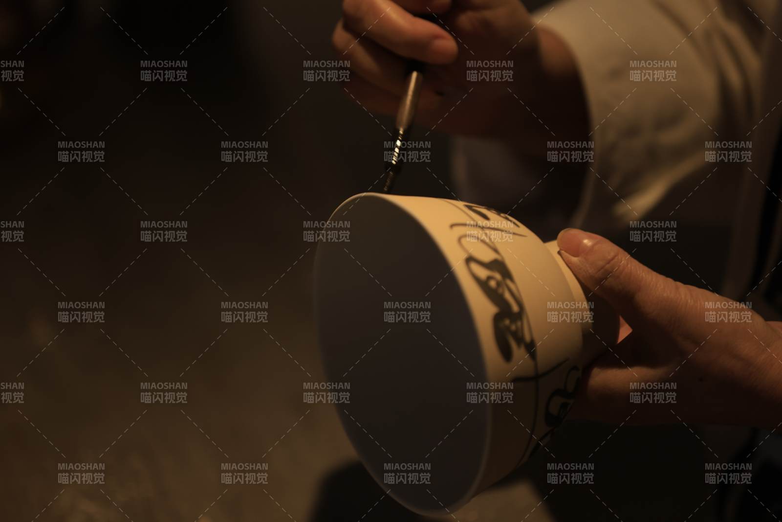 手繪杯中的藝術