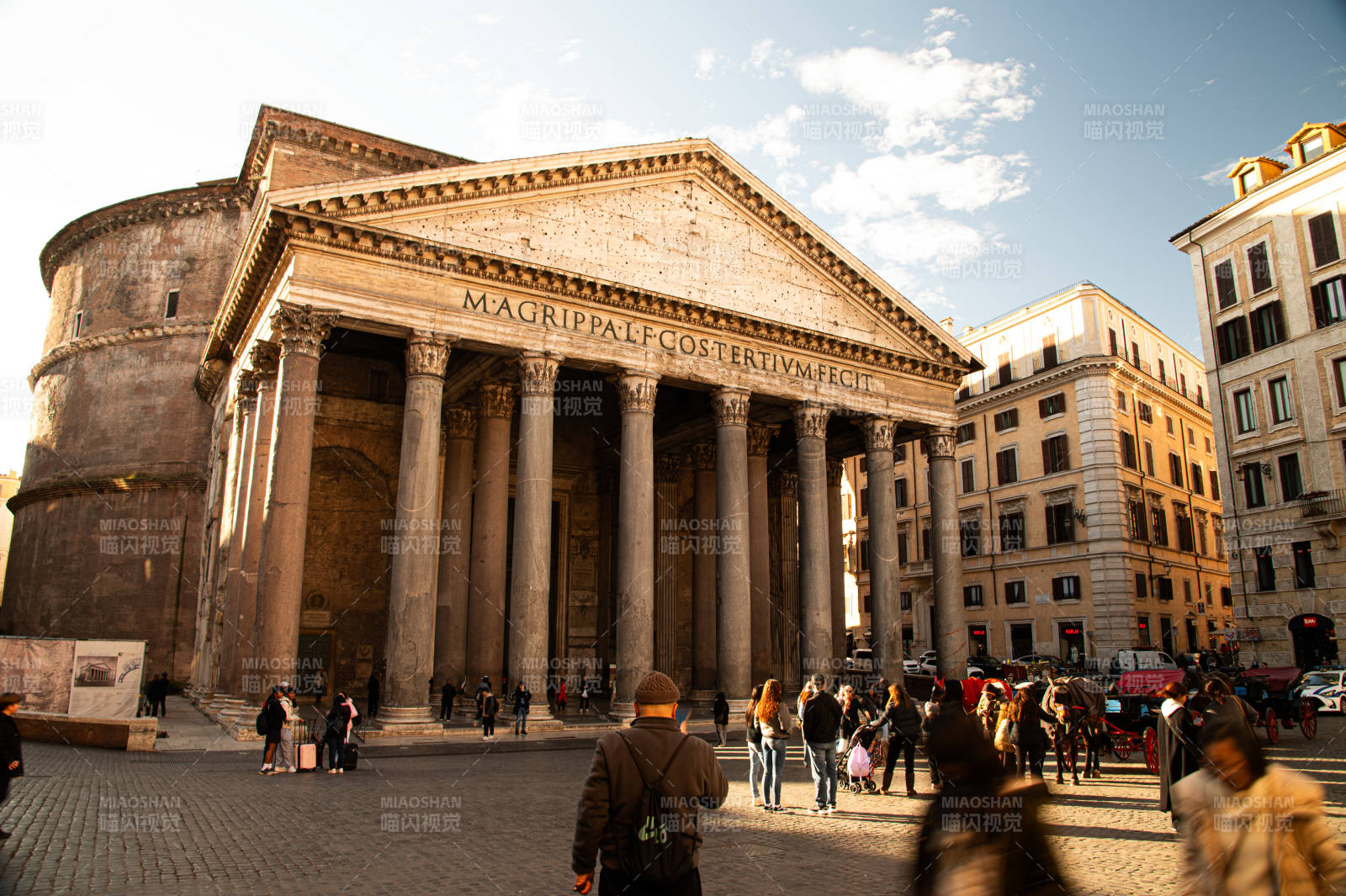 羅馬萬(wàn)神殿前游人如織