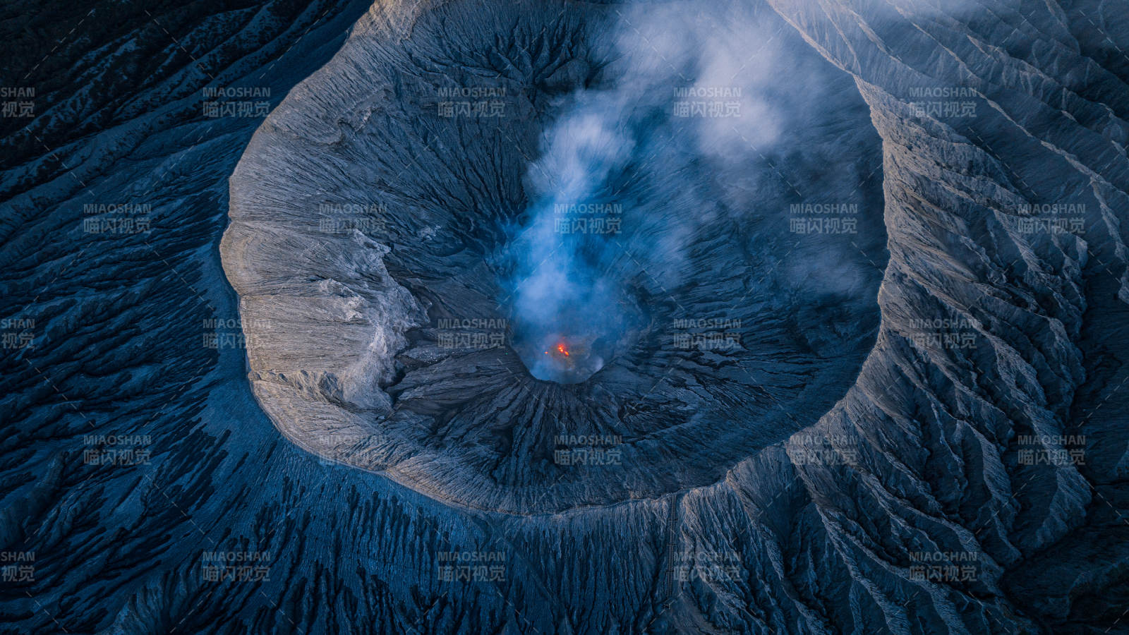 布罗莫火山口喷发烟雾