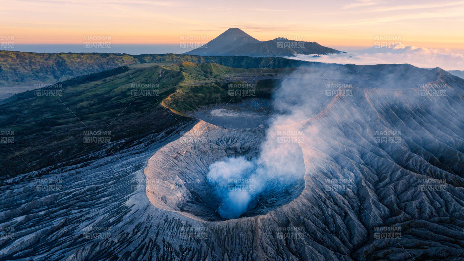 布罗莫火山口喷发烟雾