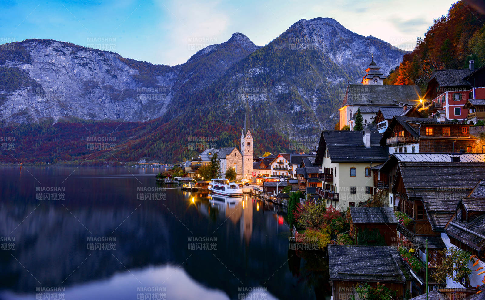 湖畔小鎮秋色美