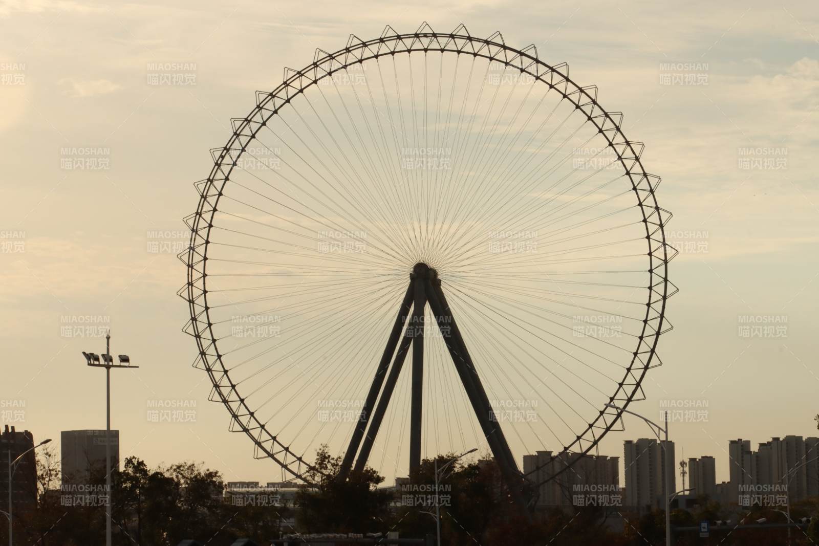 嘉興海鹽摩天輪剪影