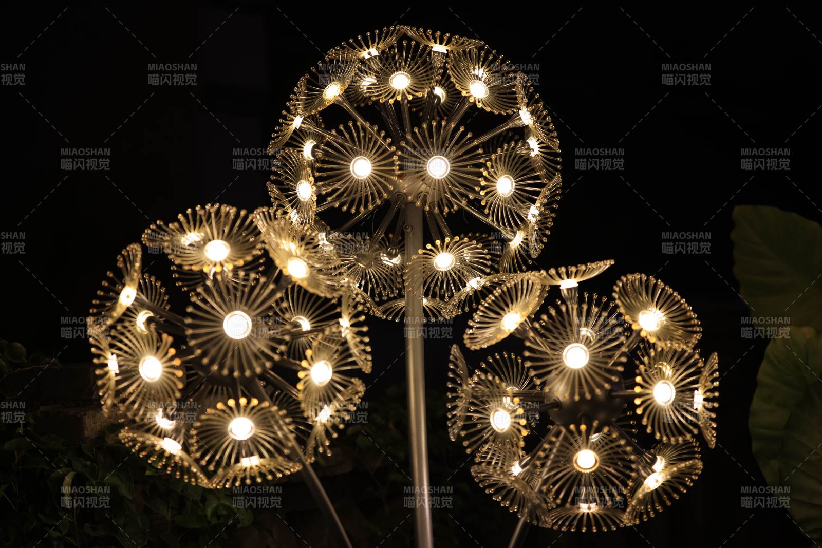 发光的金属花灯