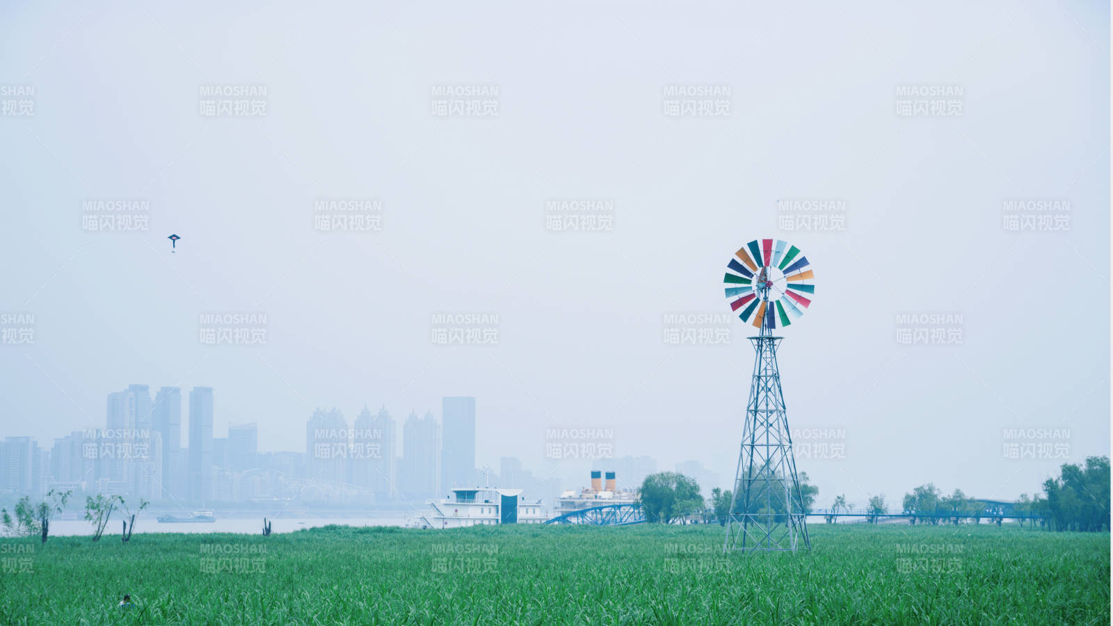 風車綠野城市遠影