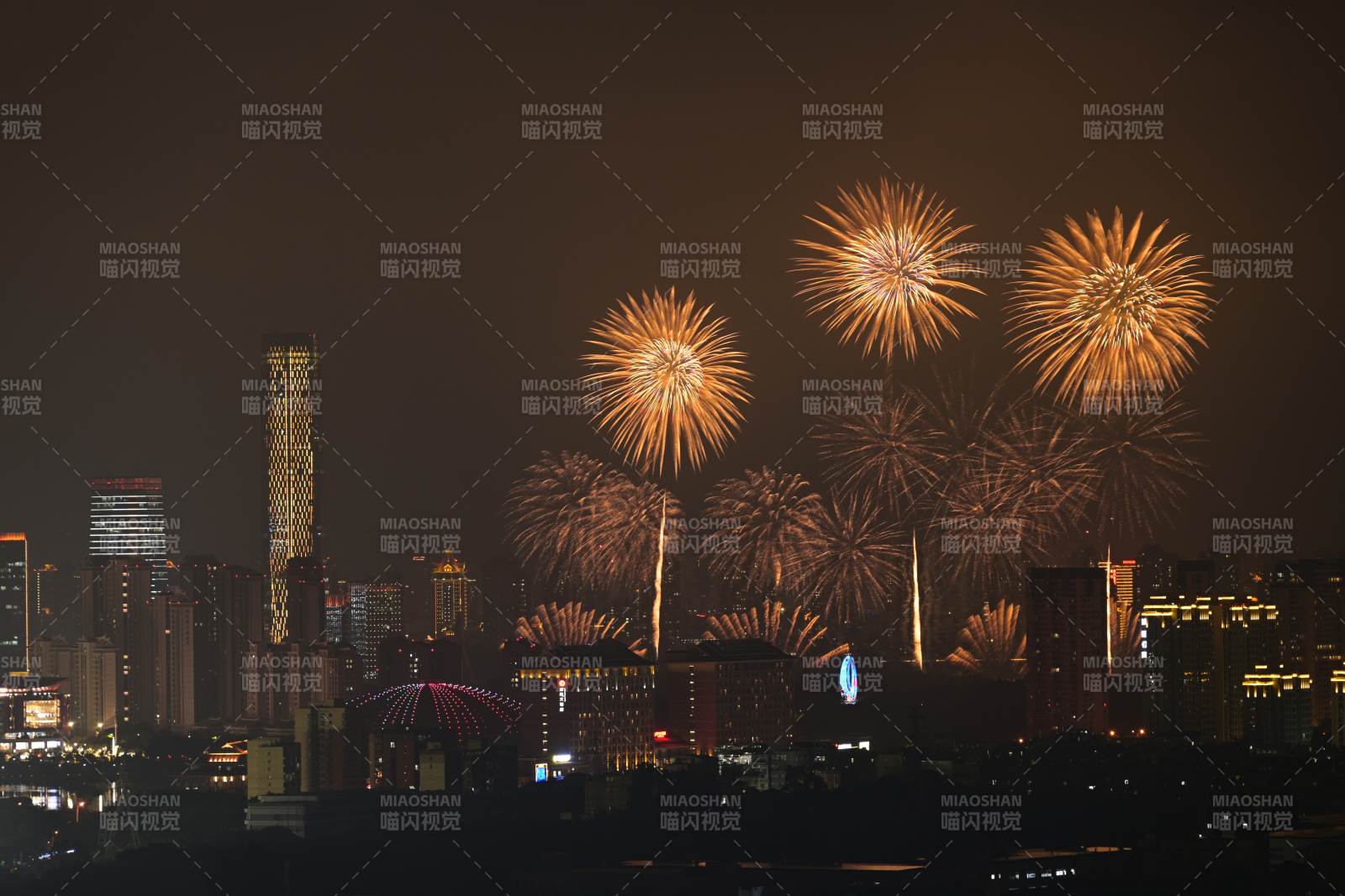 夜空煙花璀璨綻放