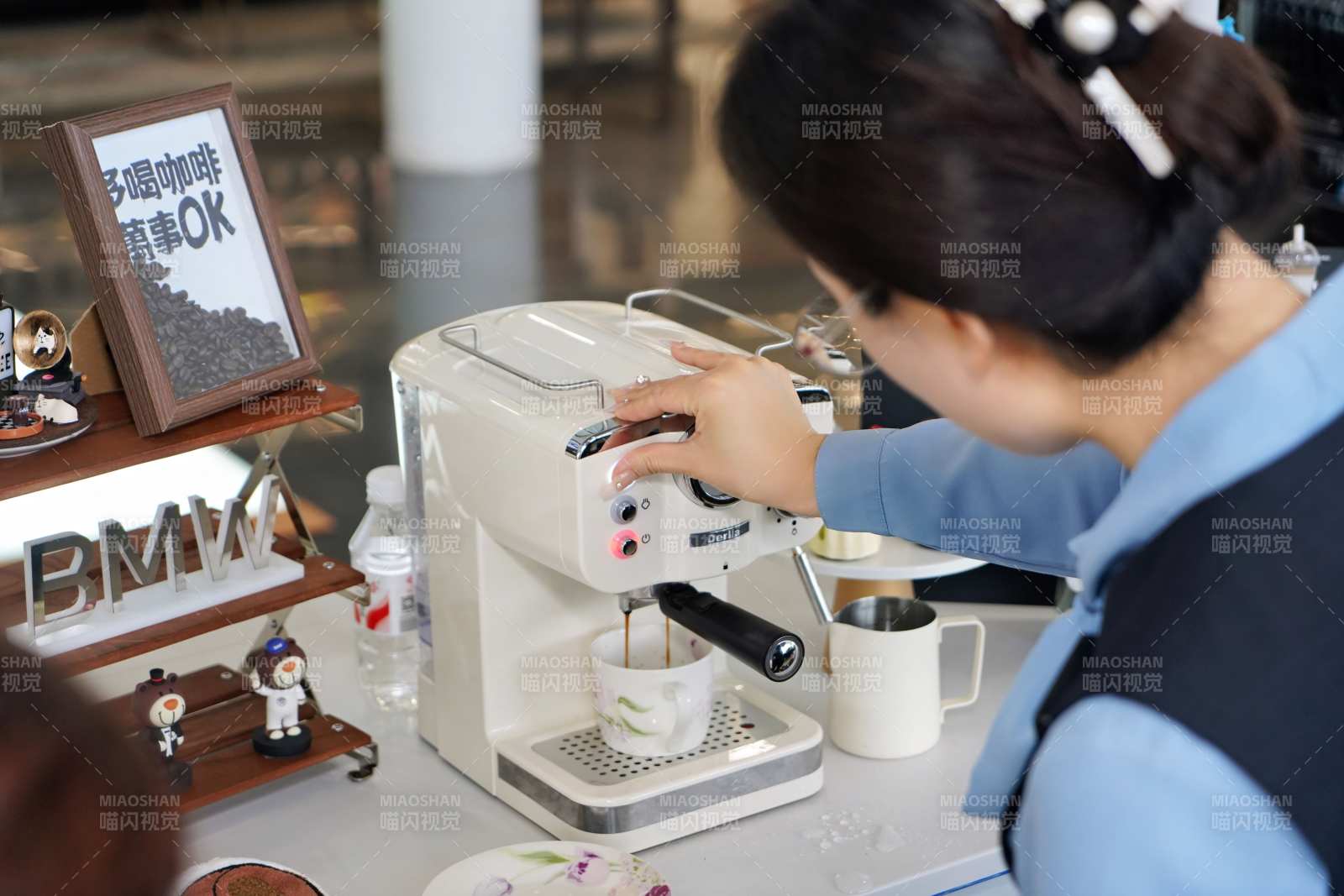 咖啡师正在制作咖啡