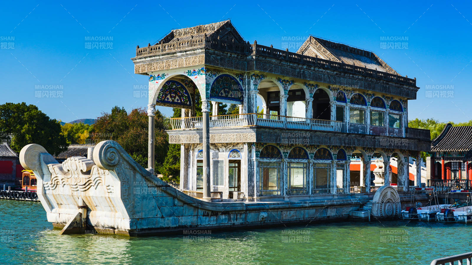 颐和园石舫静泊湖心