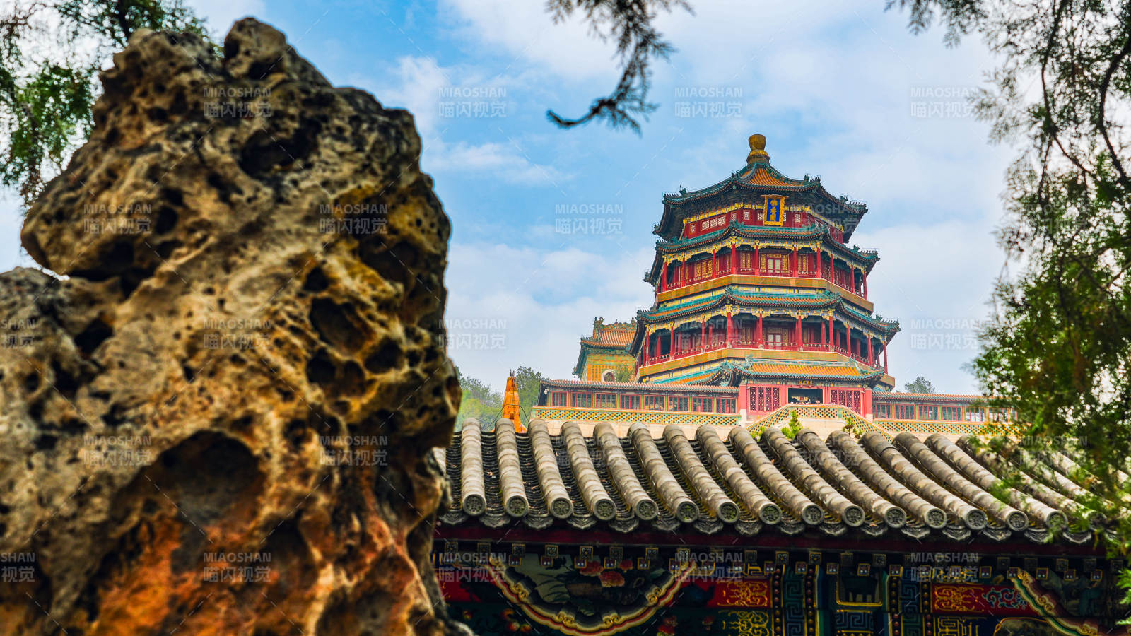 颐和园佛香阁映碧空