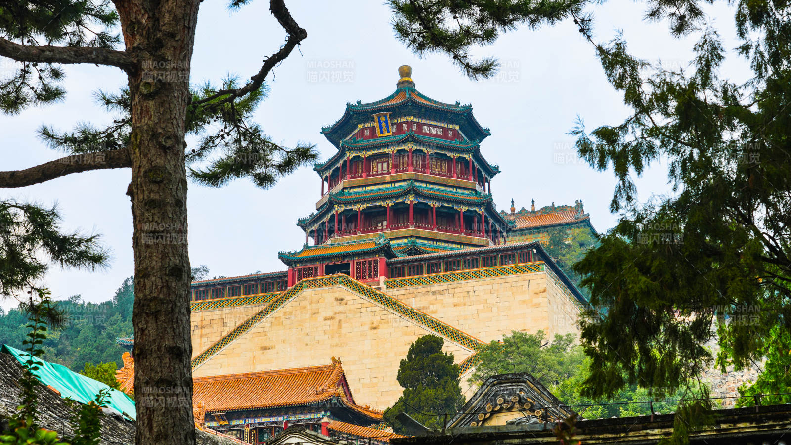 北京佛香阁巍峨映翠林