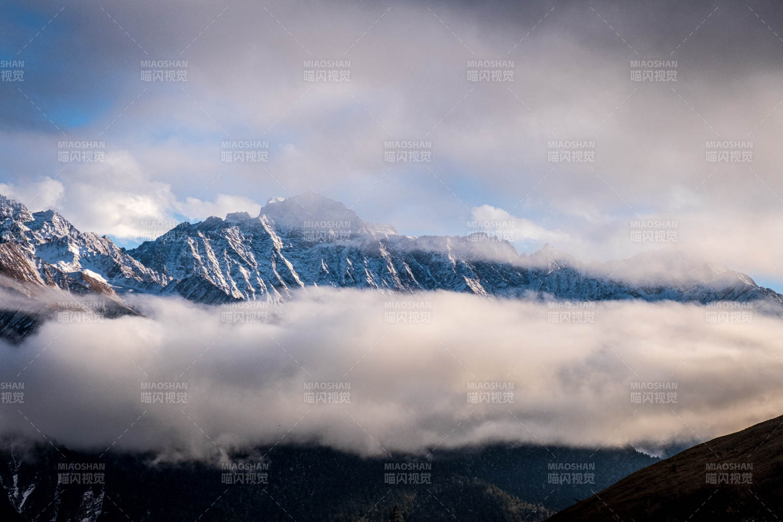 云海繚繞雪山峰