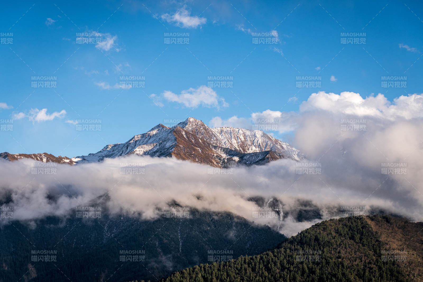 云海雪山美景