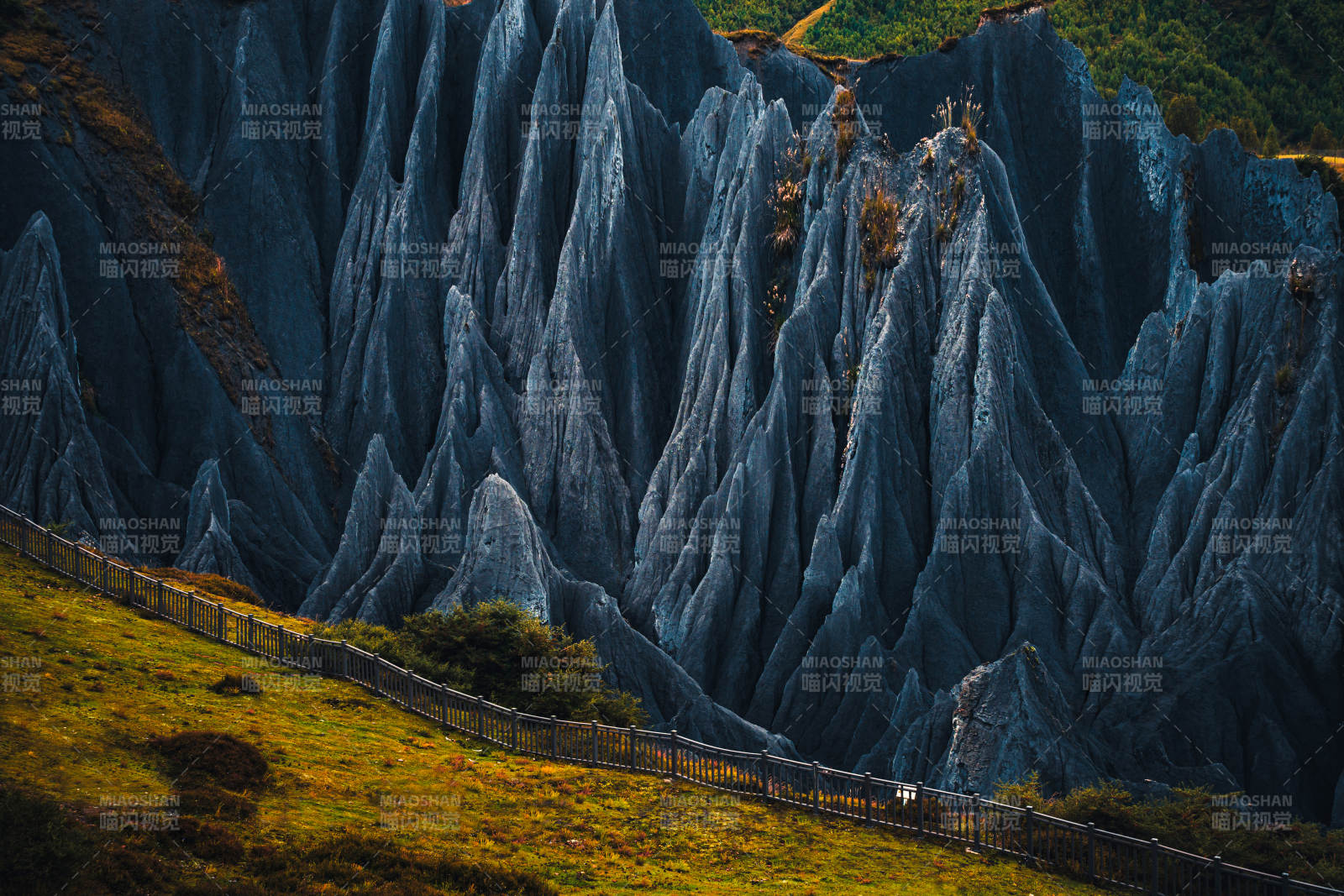 奇峰峻嶺 棧道蜿蜒  墨石公園