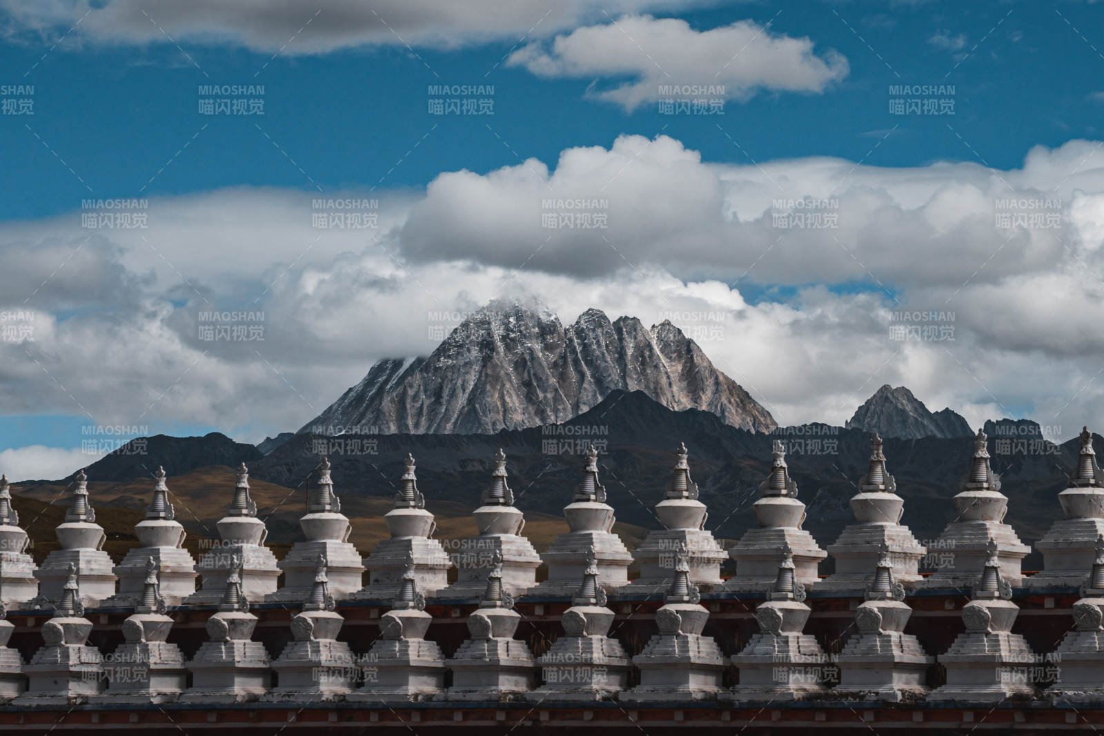 雪山前的白塔群 雅拉雪山