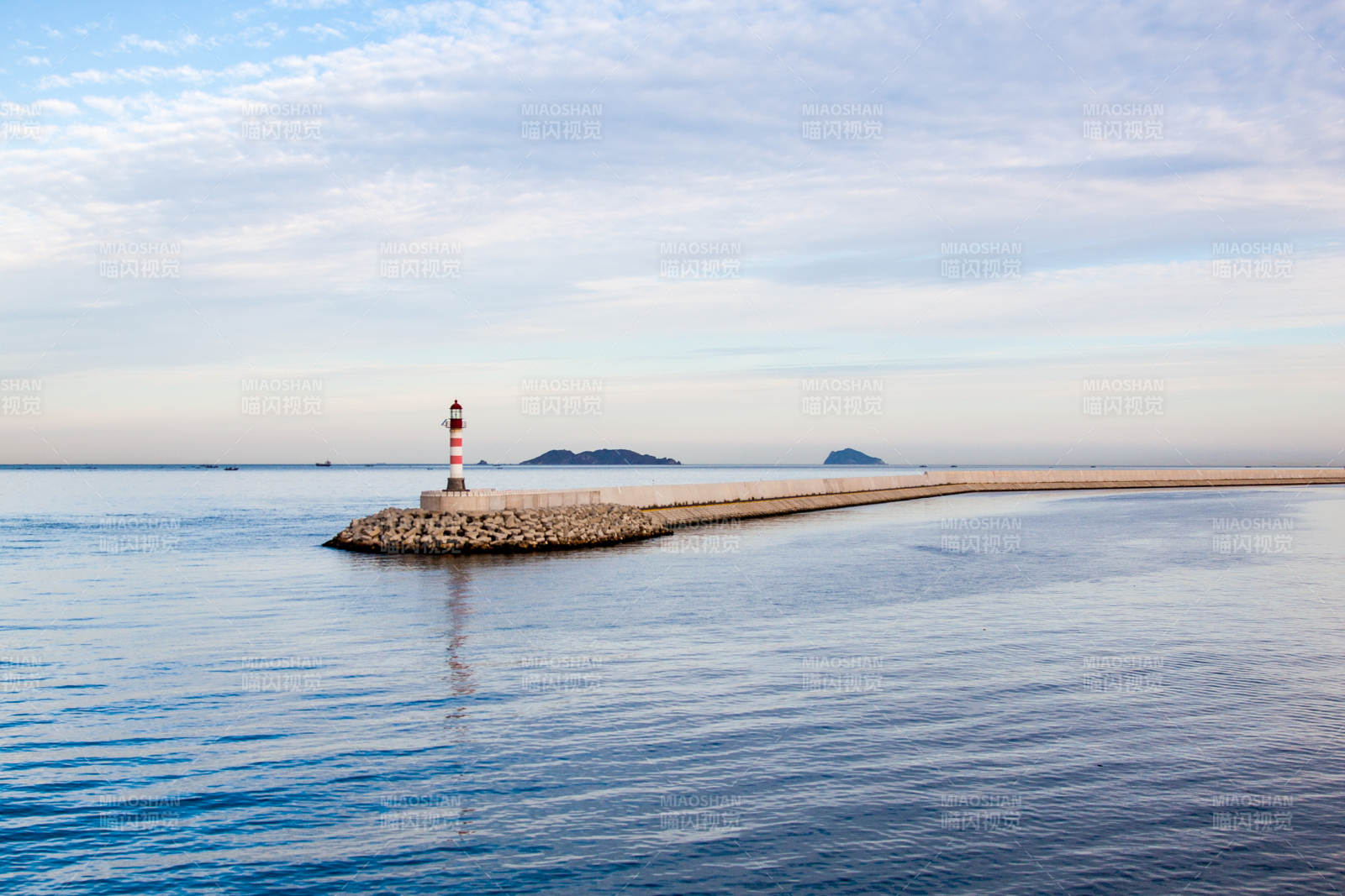 海堤灯塔远眺 辽宁省大连市旅顺港