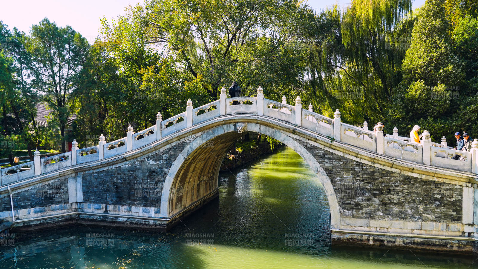 颐和园石桥映碧水