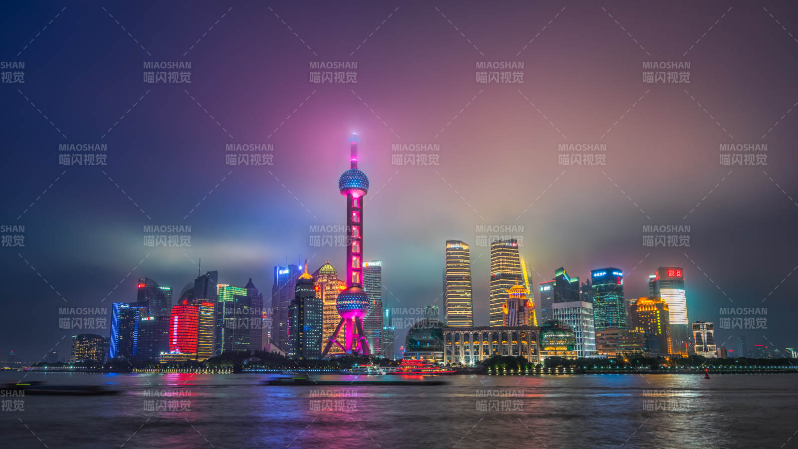 上海陆家嘴雾中夜景璀璨