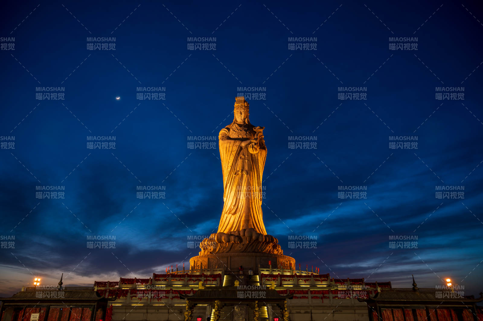 夜幕下的妈祖雕像