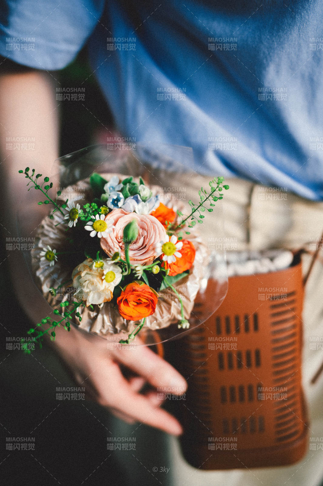 手捧花束 春意盎然