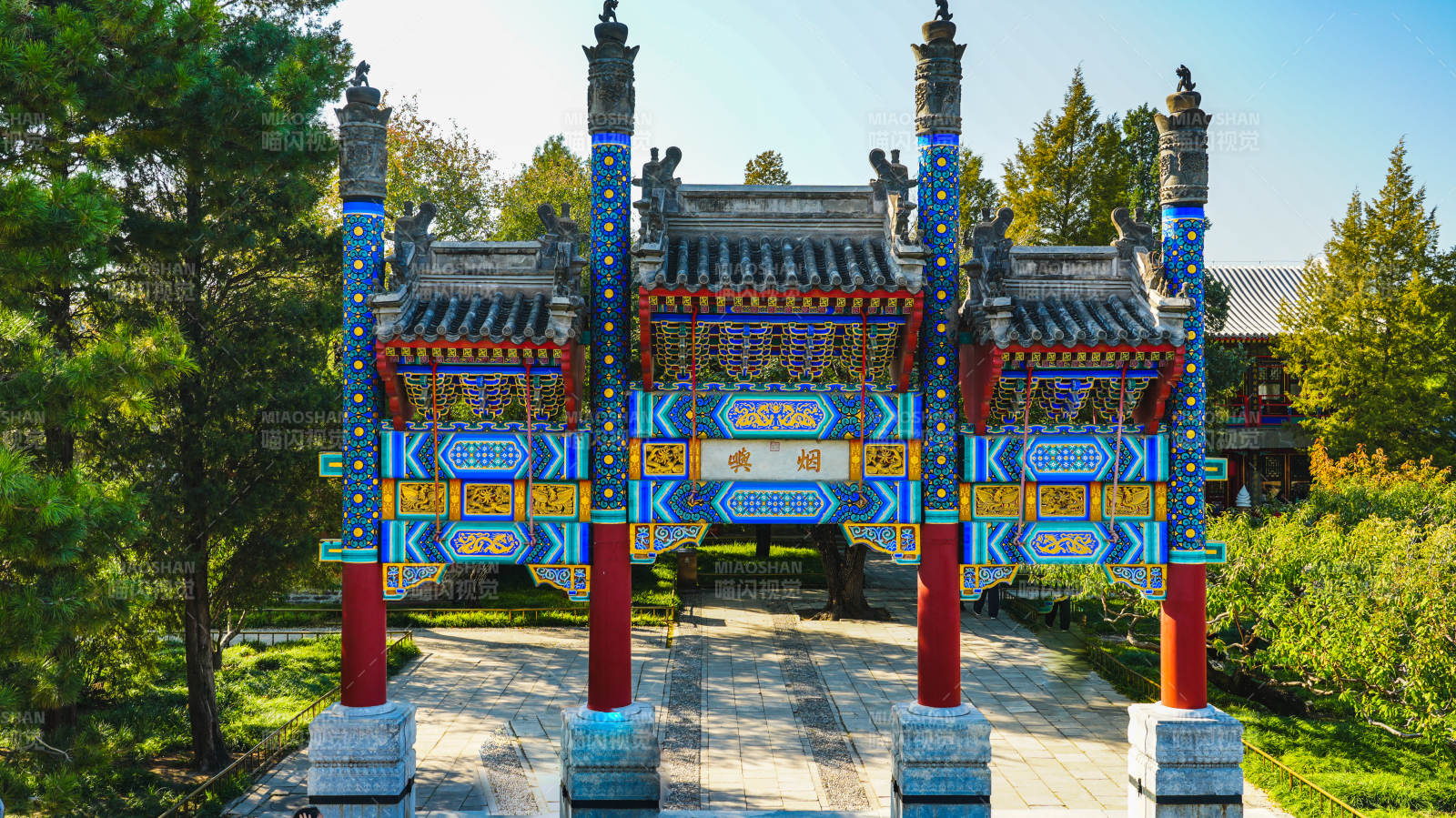 颐和园古色古香的牌坊