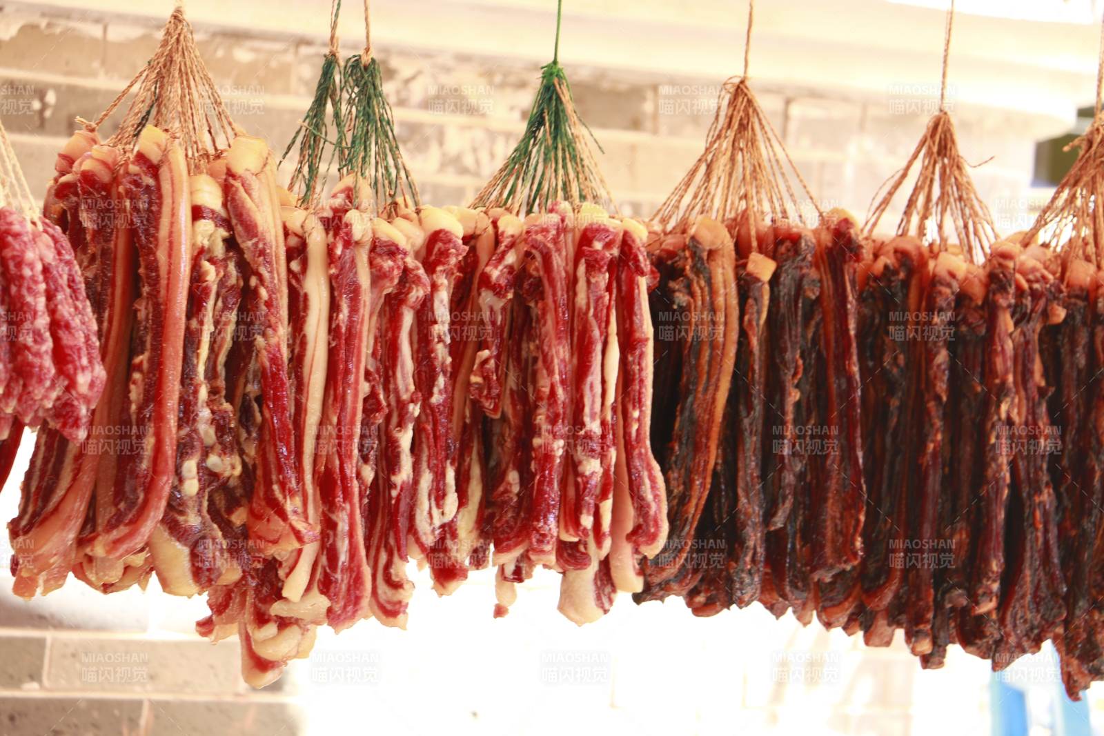 风干腊肉悬挂展示
