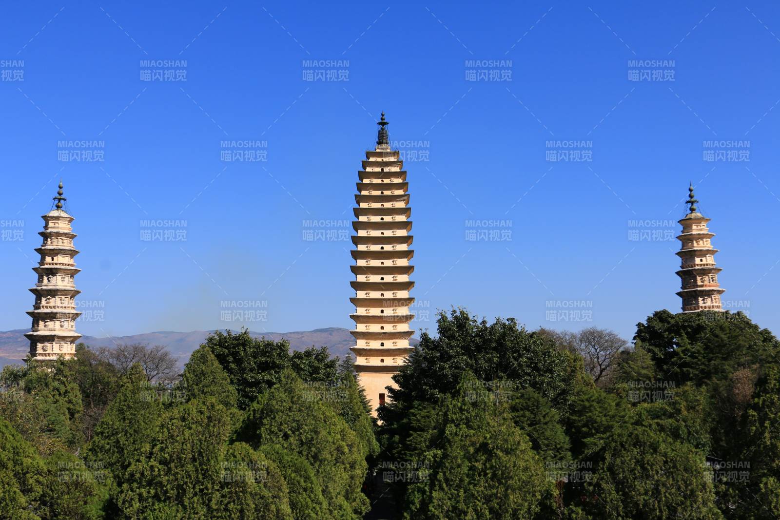 大理崇圣寺三塔映蓝天