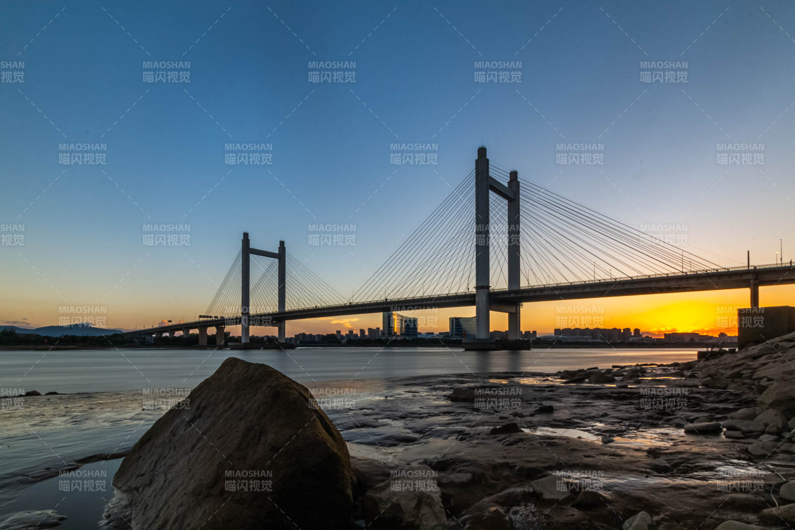 夕阳下的福州魁浦大桥剪影