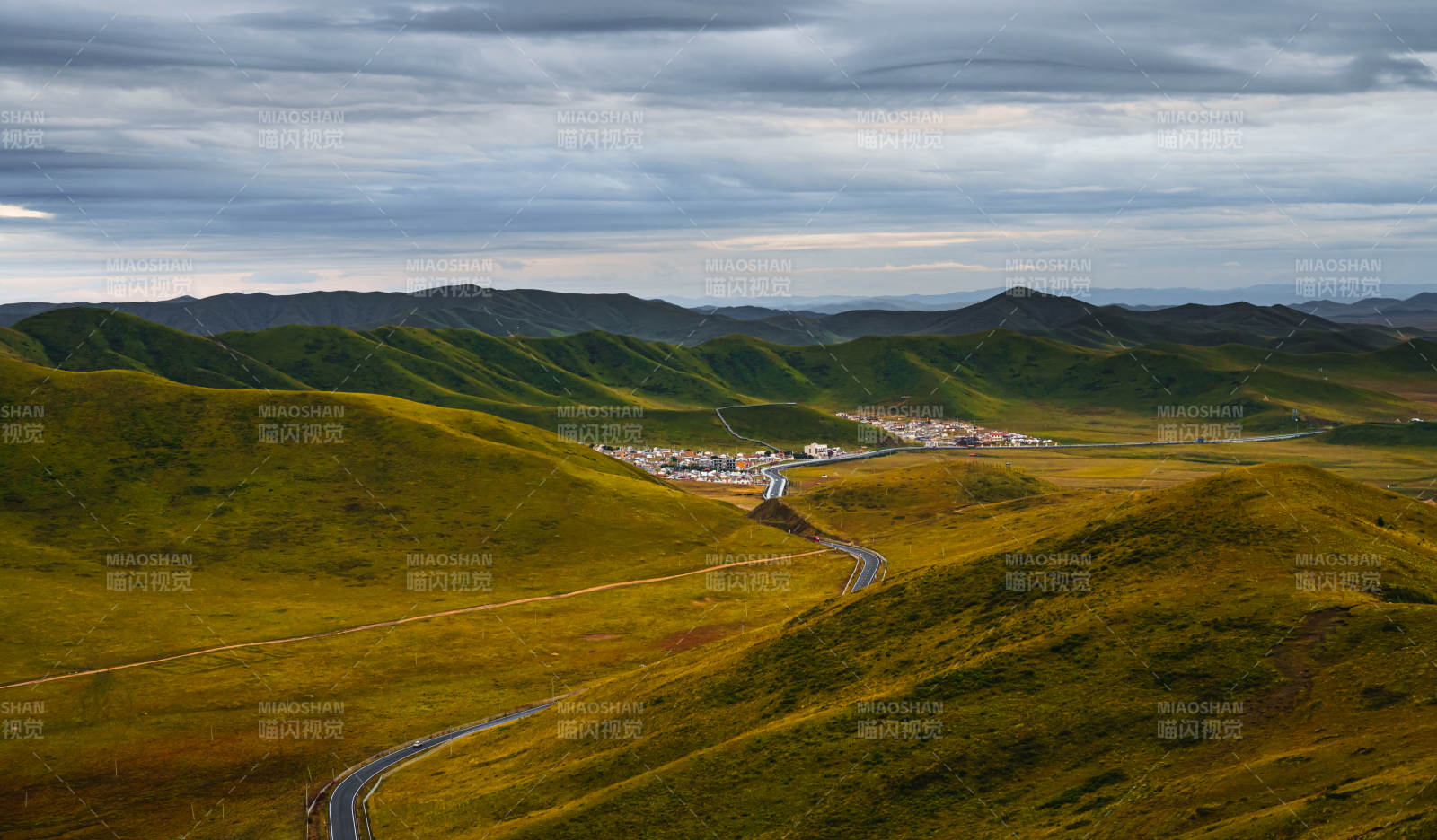 若尔盖草原小镇风光