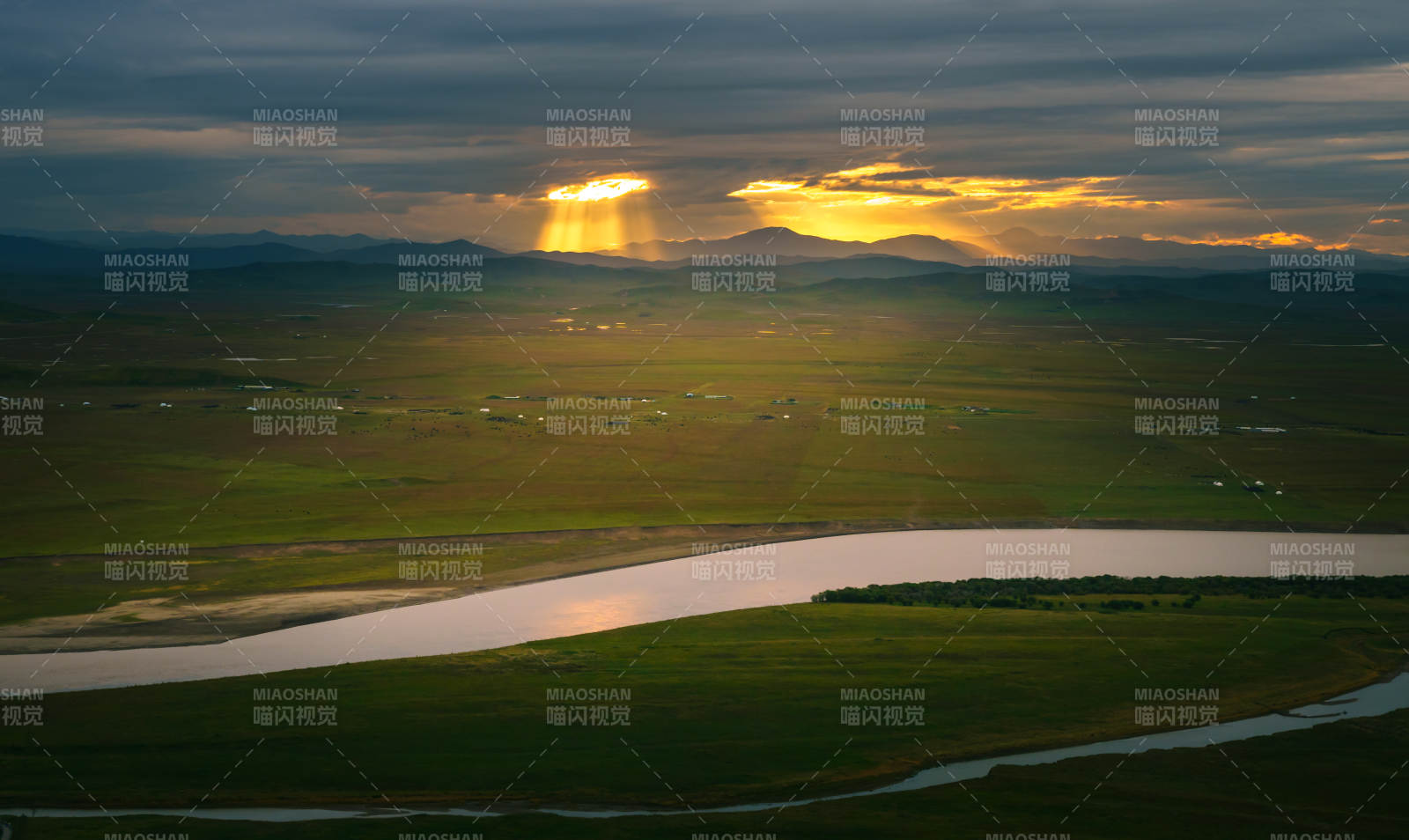 若尔盖草原日落光影