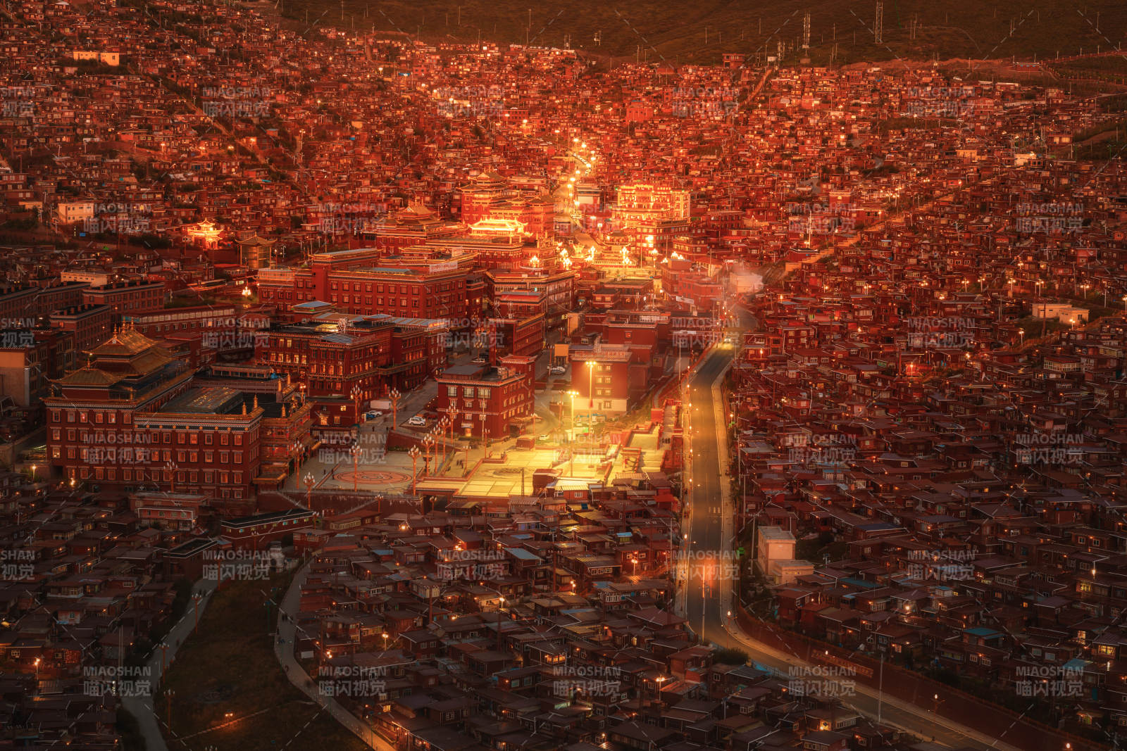 色达五明佛学院灯火辉煌的夜市