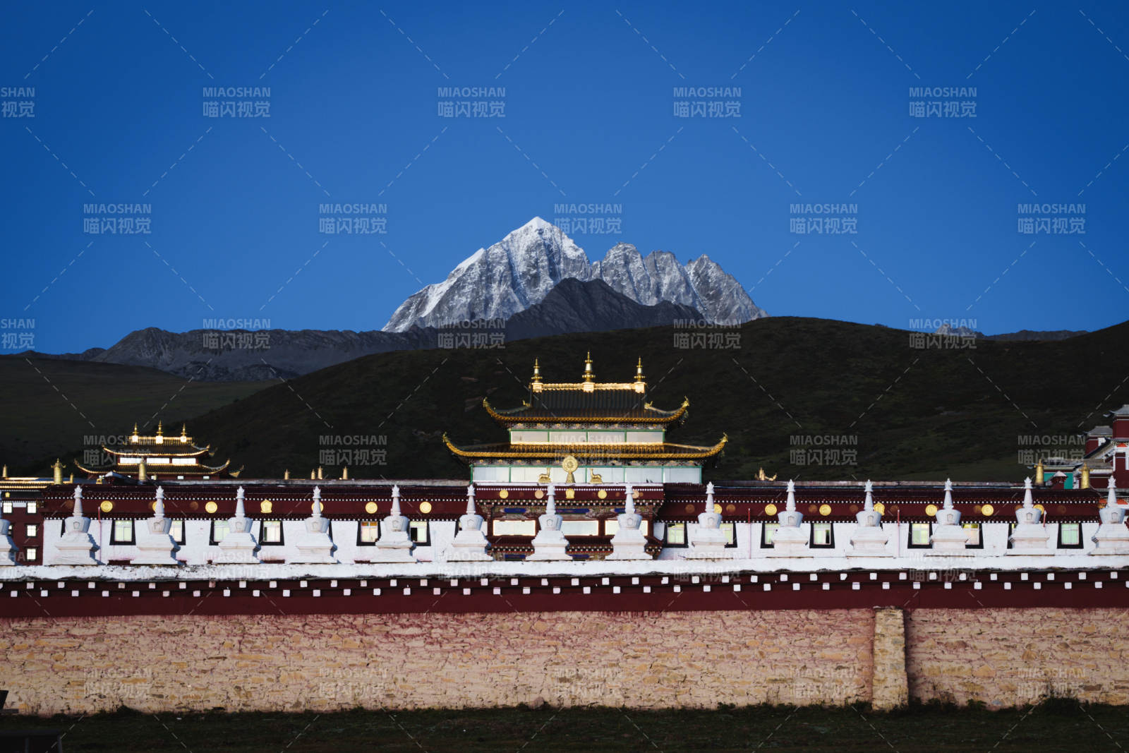 雪山下的木雅大寺