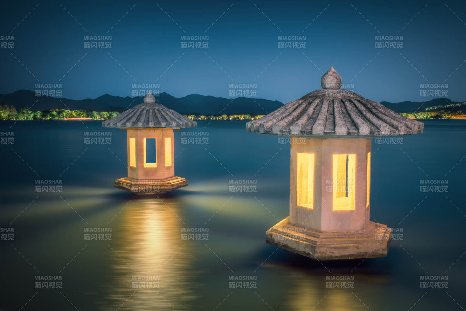 西湖上灯影夜景