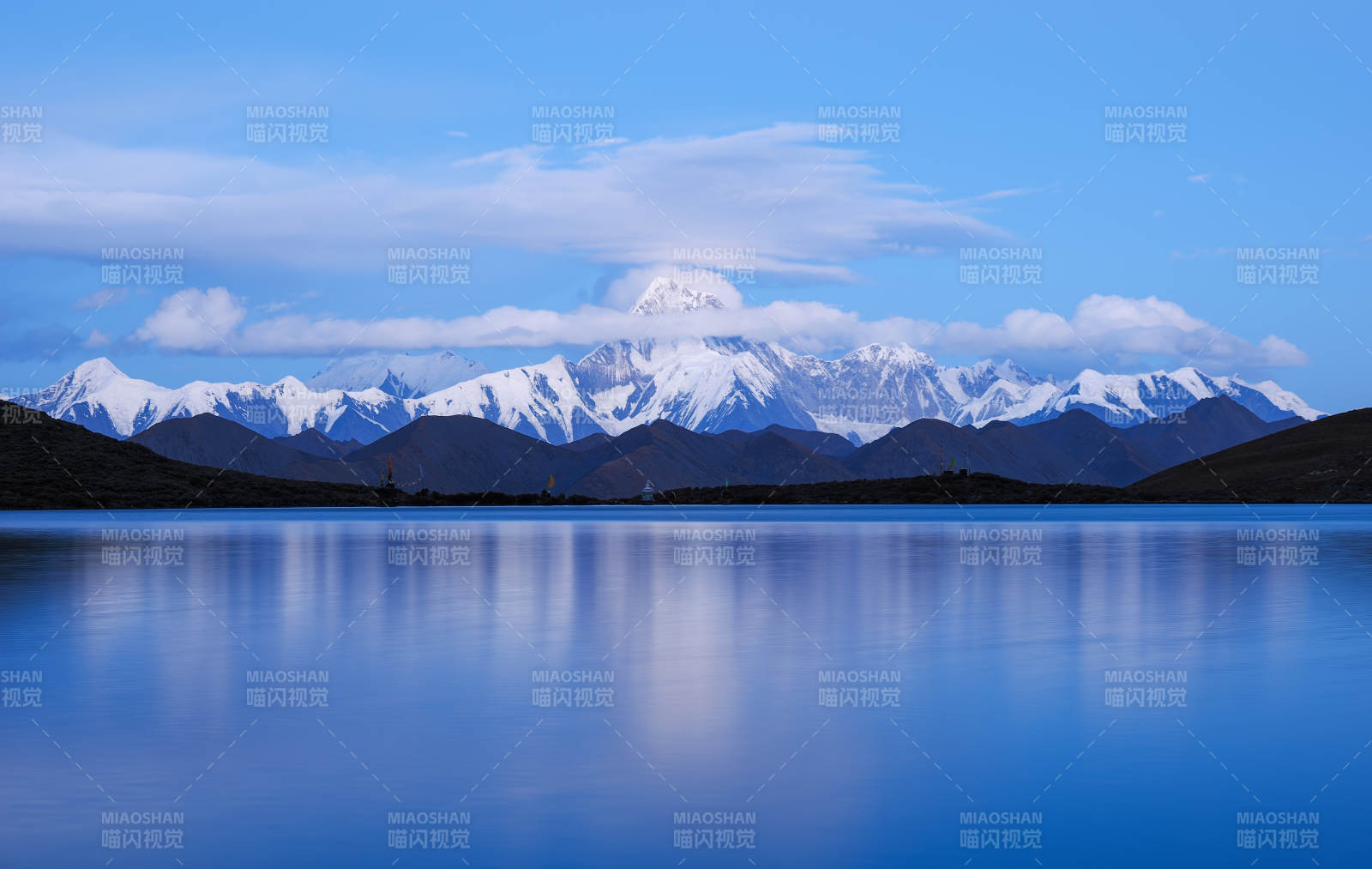 雪山映湖 靜謐如畫