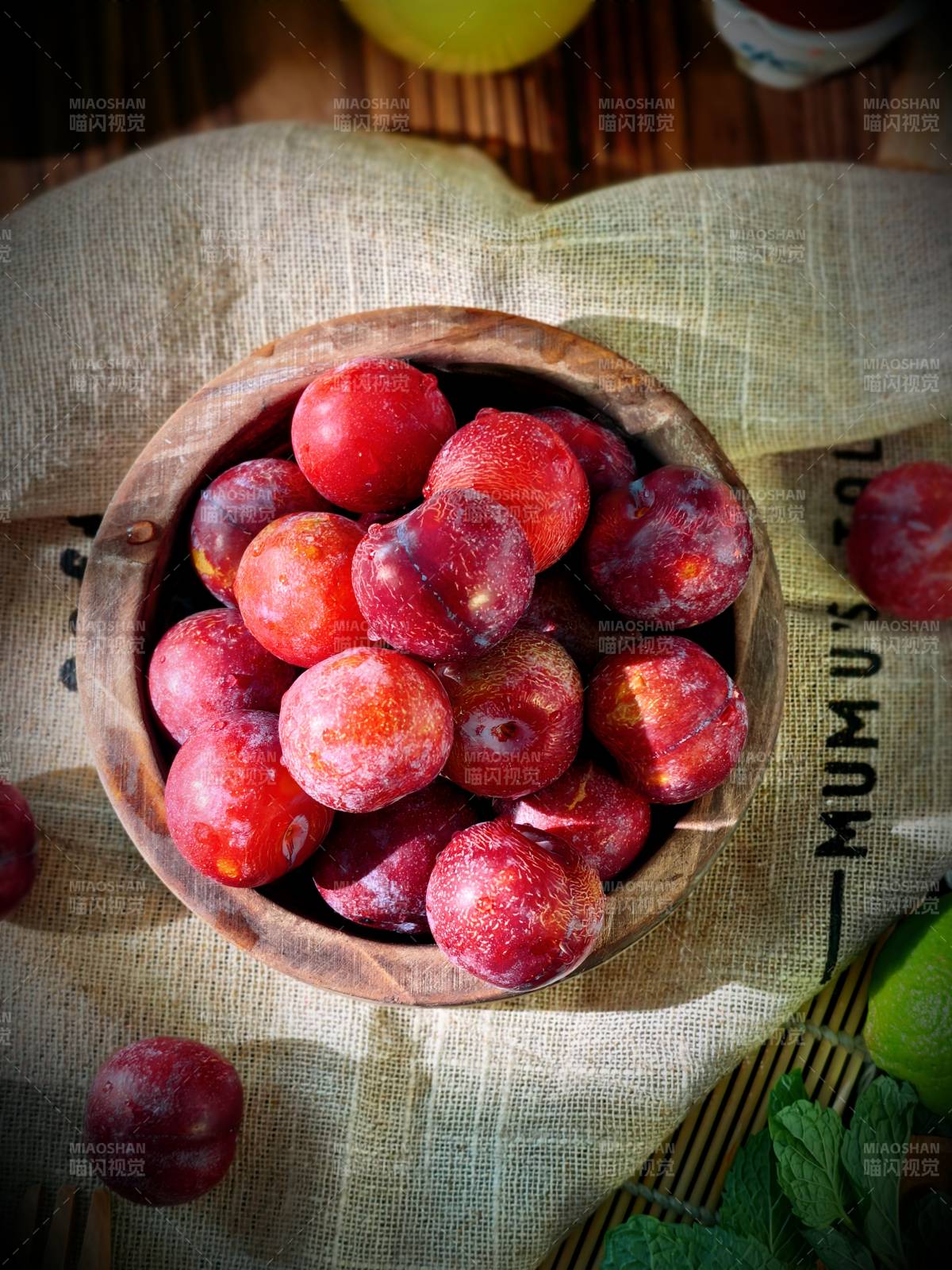紅潤李子滿木碗